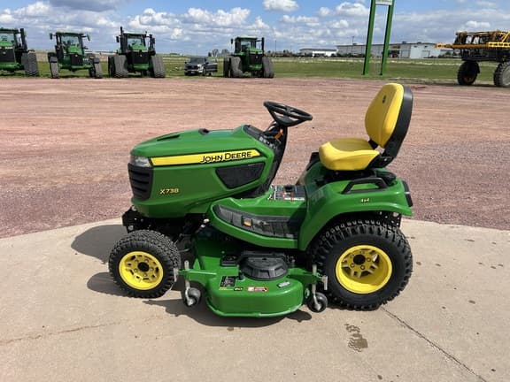 Image of John Deere X738 equipment image 1