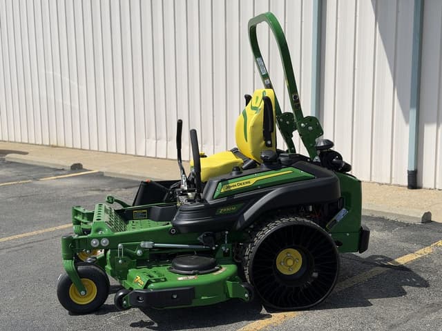 Image of John Deere Z930M equipment image 1