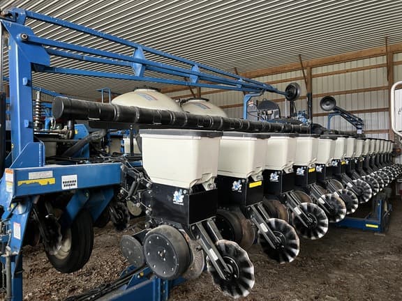 Image of Kinze 3600 equipment image 3
