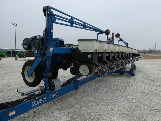 Image of Kinze 3600 equipment image 2