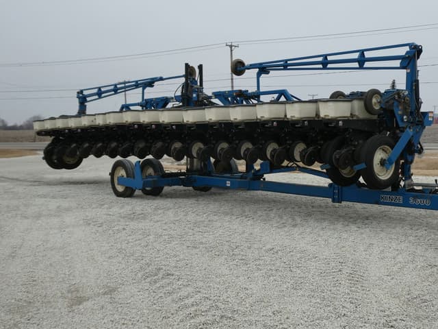 Image of Kinze 3600 equipment image 3