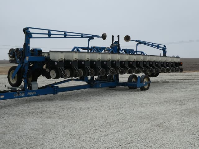 Image of Kinze 3600 equipment image 1