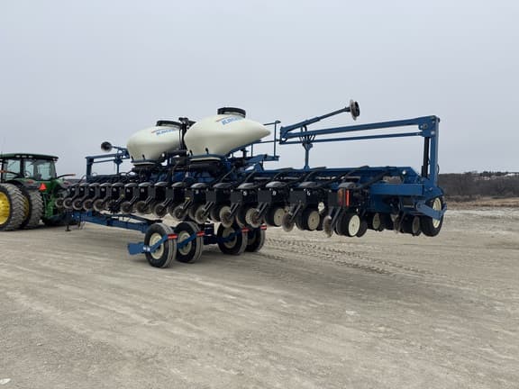 Image of Kinze 3660 equipment image 2