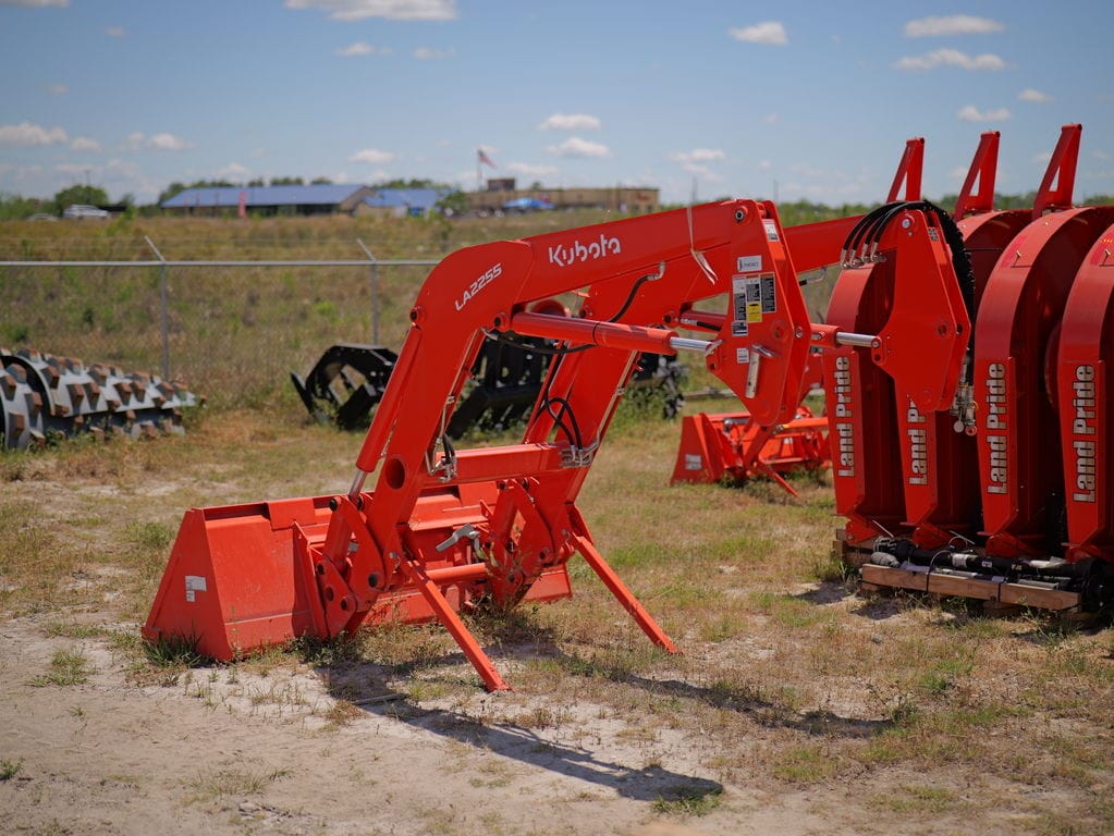 Kubota LA2255 Equipment Image0