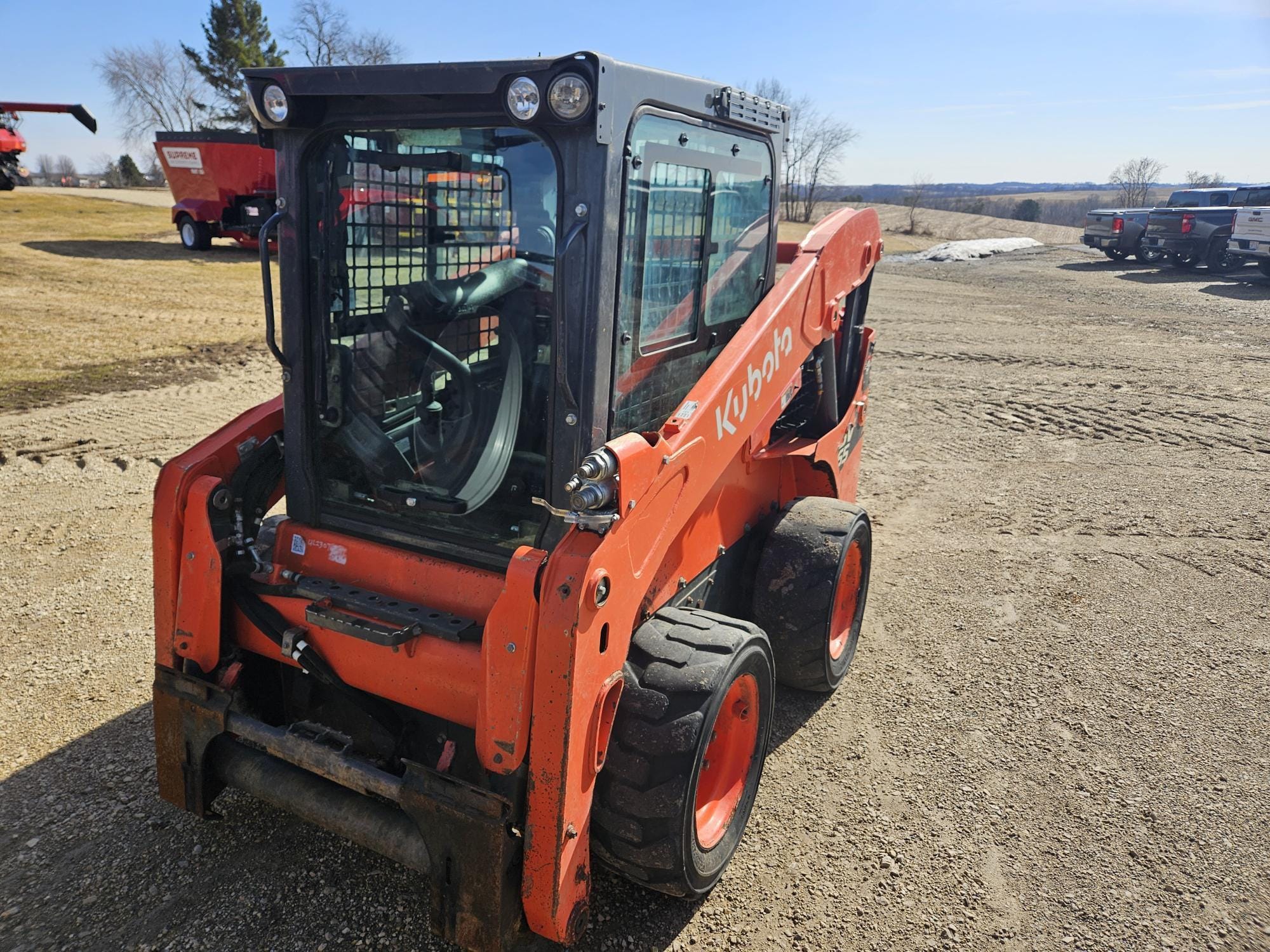 Kubota SSV65 Equipment Image0