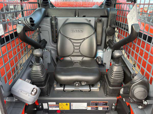 Image of Kubota SSV65 equipment image 4