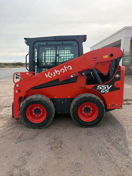 Kubota SSV65 Equipment Image0