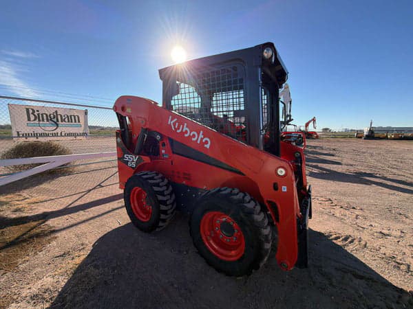 Image of Kubota SSV65 equipment image 1