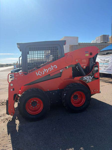 Image of Kubota SSV75 equipment image 4
