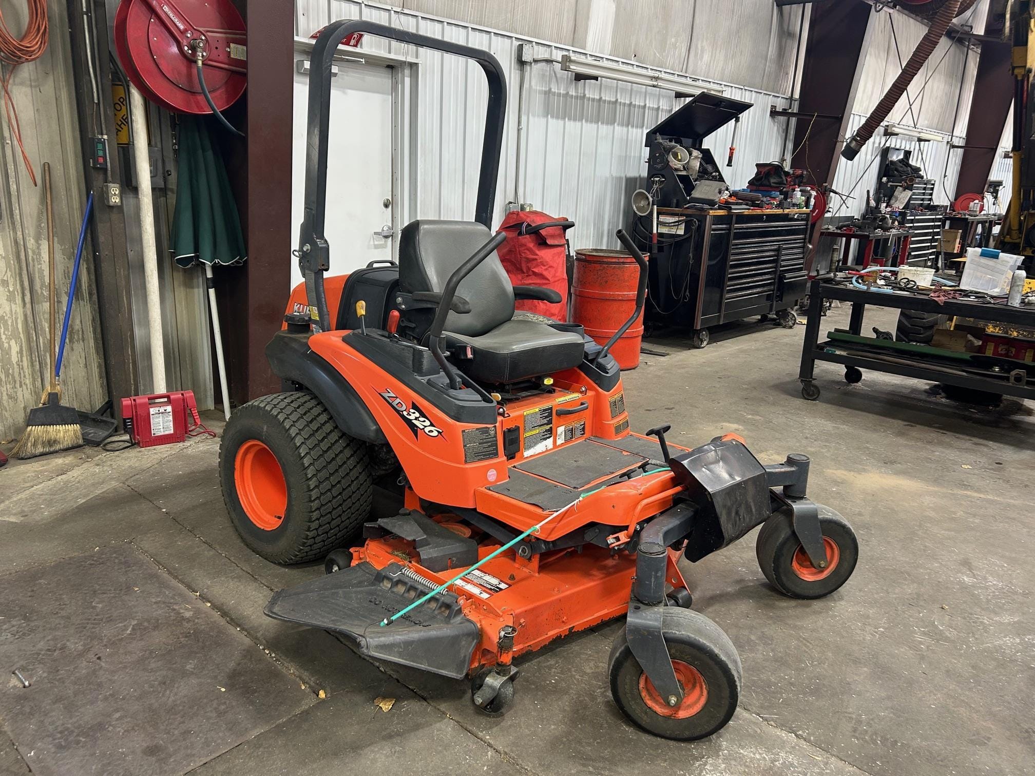 Kubota ZD326 Equipment Image0