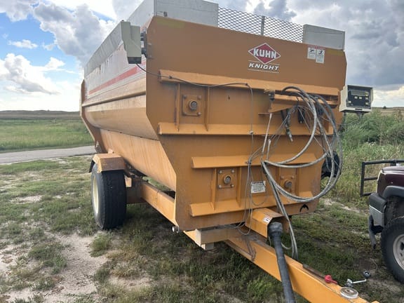 Kuhn Knight 4142 Equipment Image0