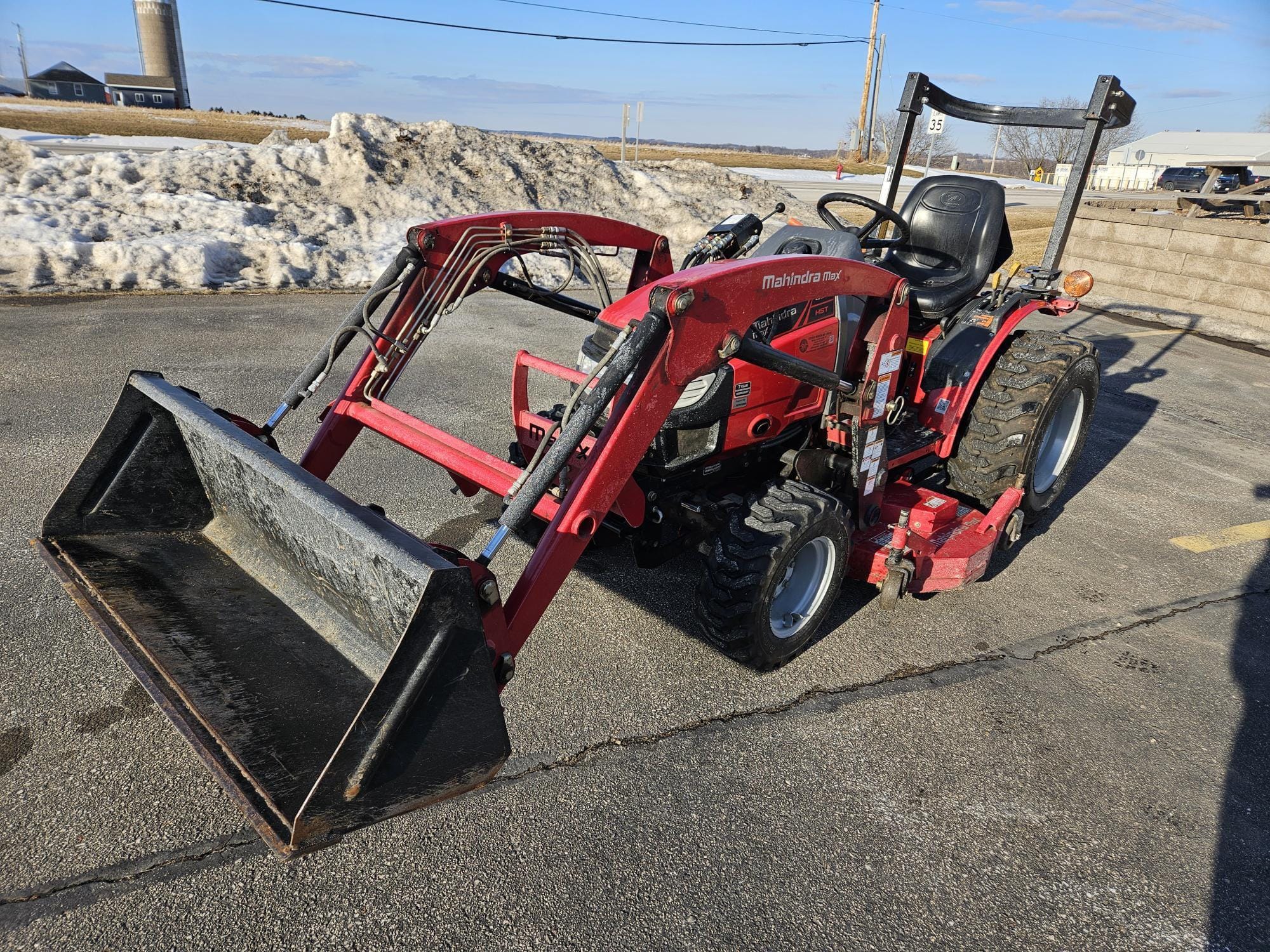 Mahindra Max 26XL Equipment Image0