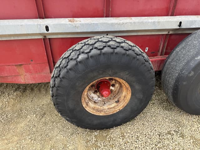 Image of Massey Ferguson 3726 equipment image 2