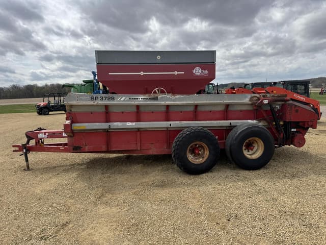 Image of Massey Ferguson 3726 equipment image 1