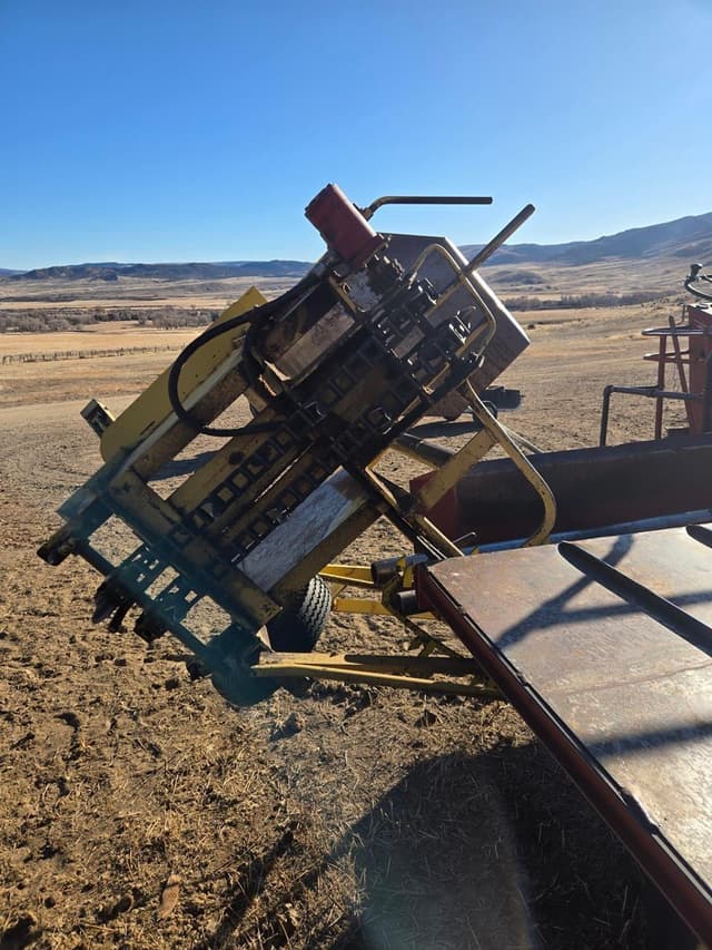 Image of New Holland 1047 equipment image 3