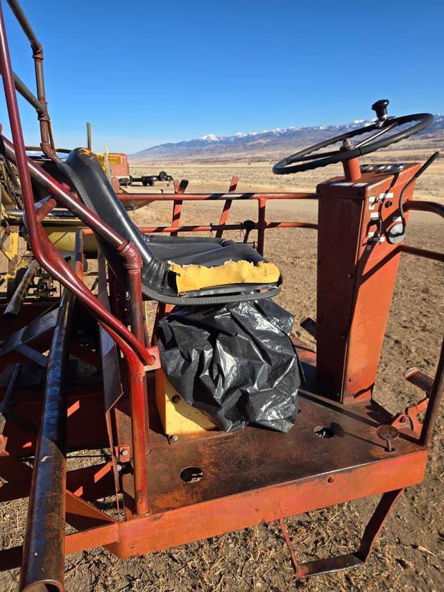 Image of New Holland 1047 equipment image 2