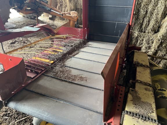 Image of New Holland 166 equipment image 2