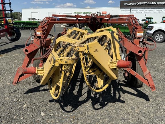 Image of New Holland 216 equipment image 4