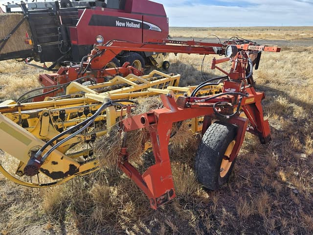 Image of New Holland 216 equipment image 3