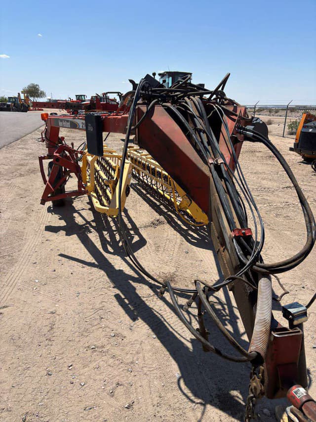 Image of New Holland 216 equipment image 2