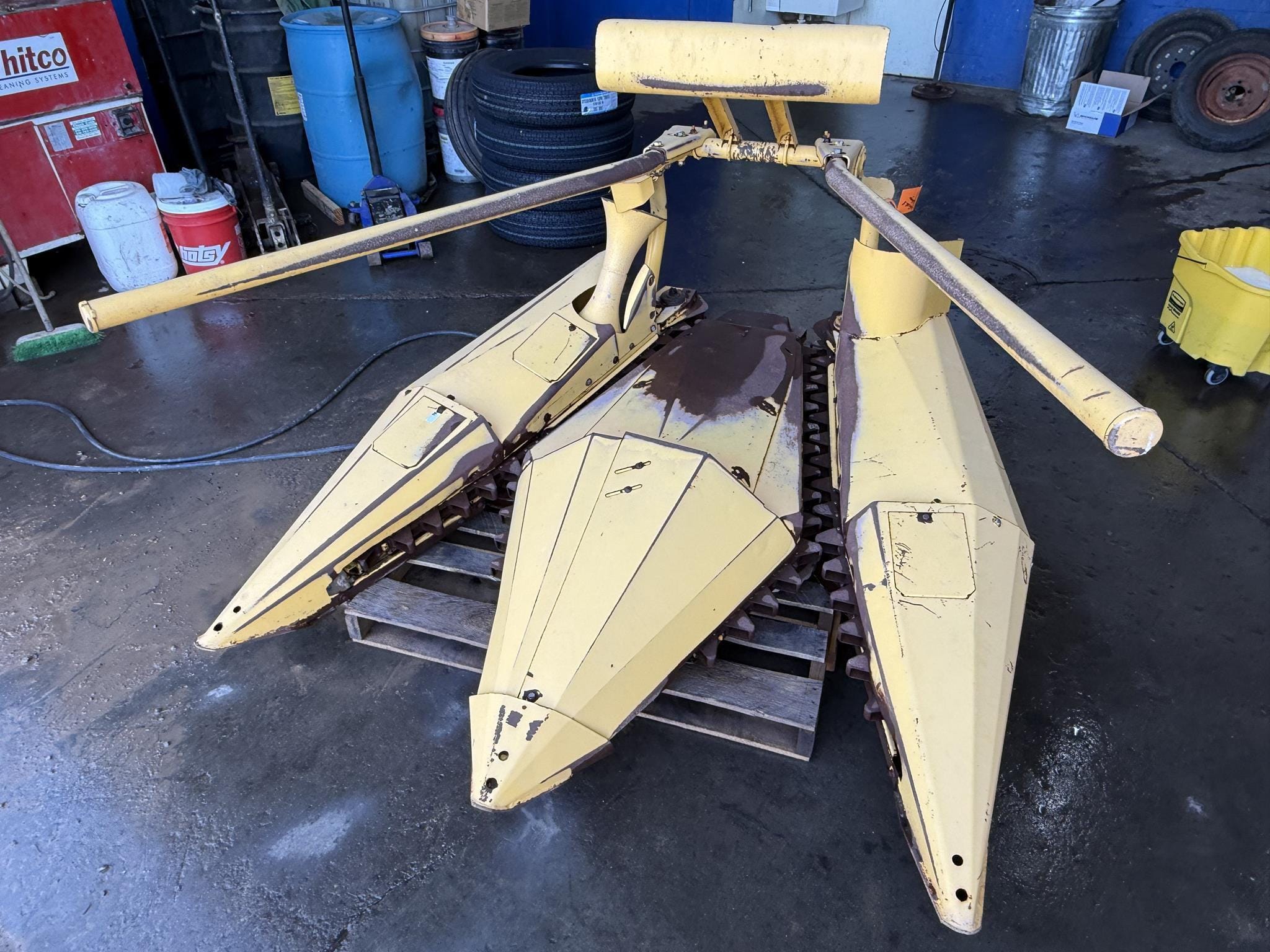 New Holland 824 Equipment Image0