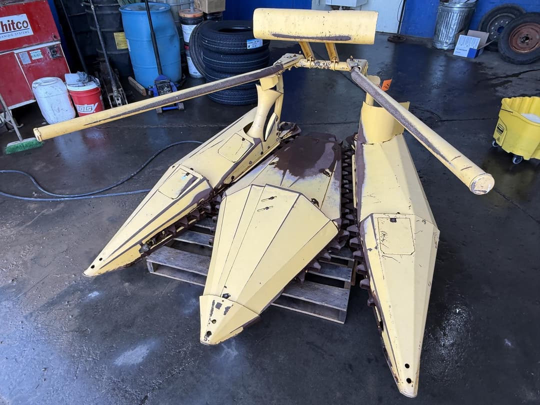 Image of New Holland 824 Image 0