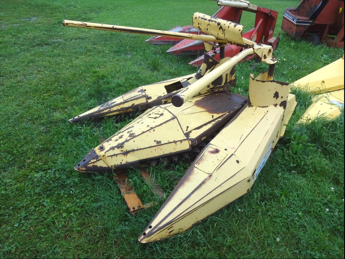 New Holland 824 Equipment Image0