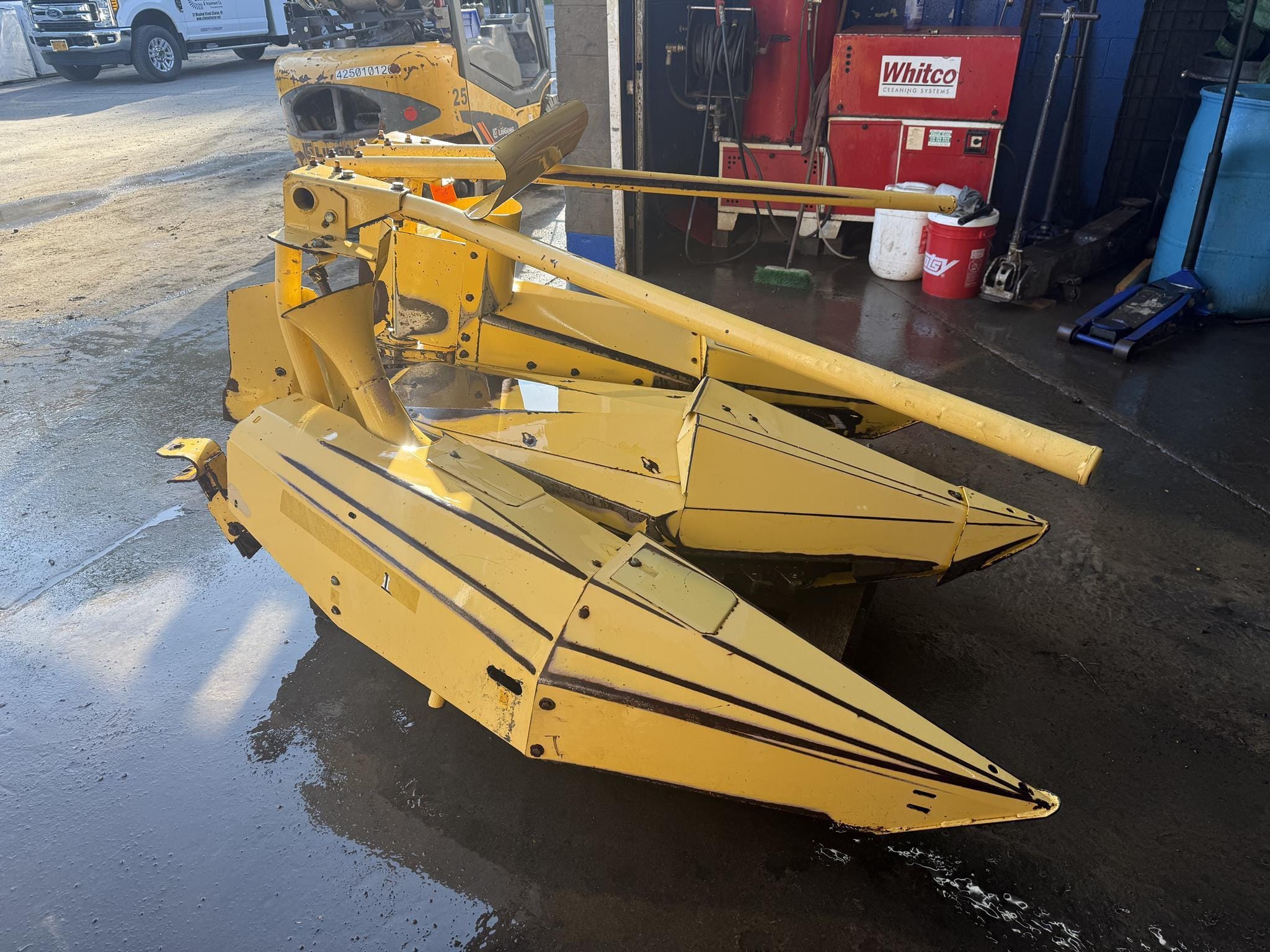 New Holland 824 Equipment Image0