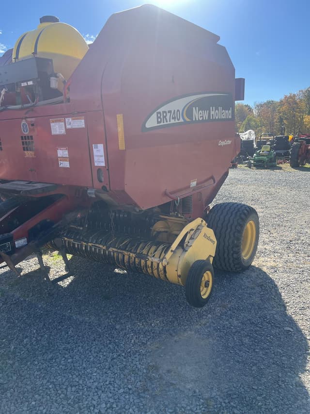 Image of New Holland BR740 equipment image 3