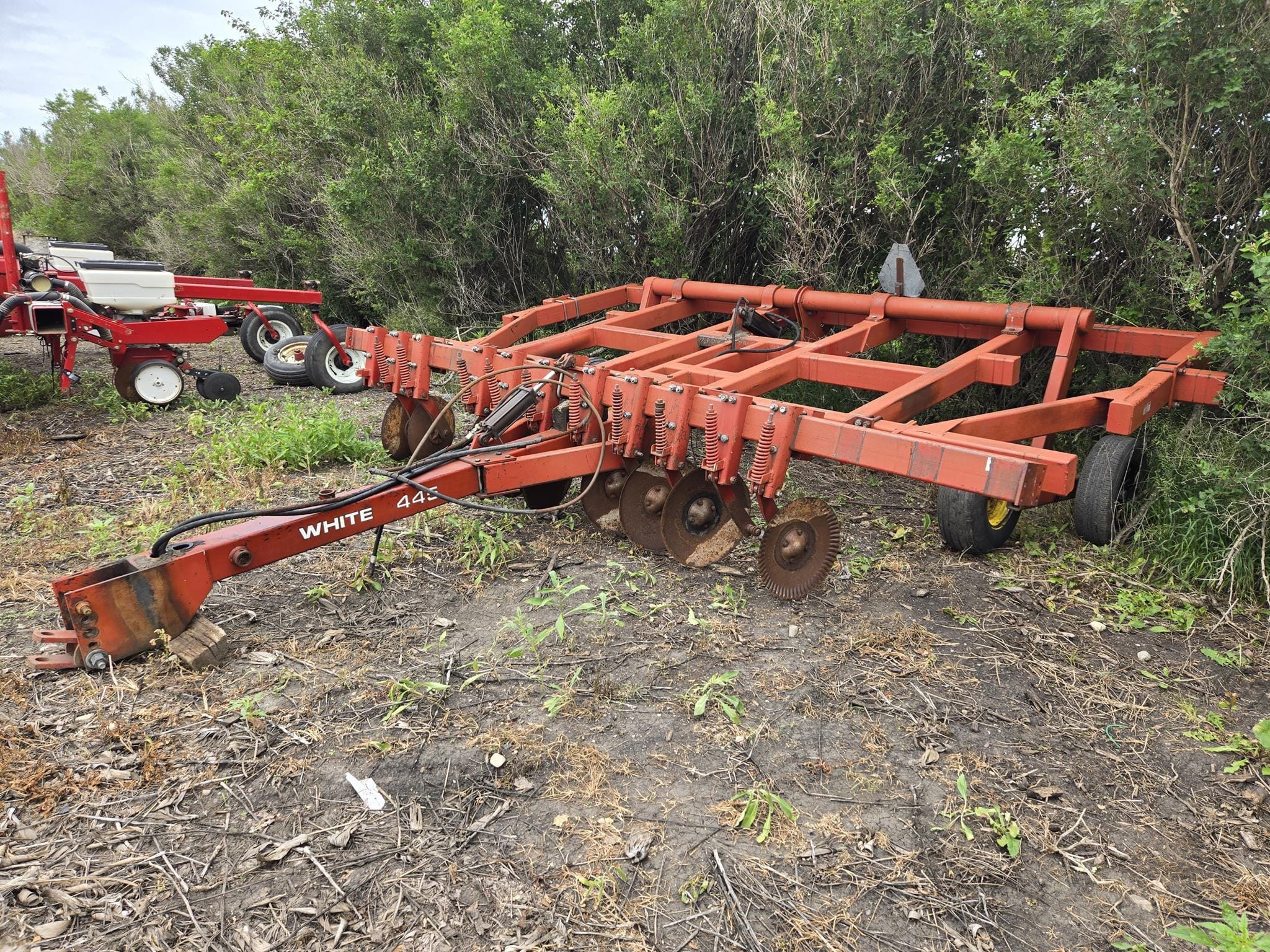 White 445 Equipment Image0