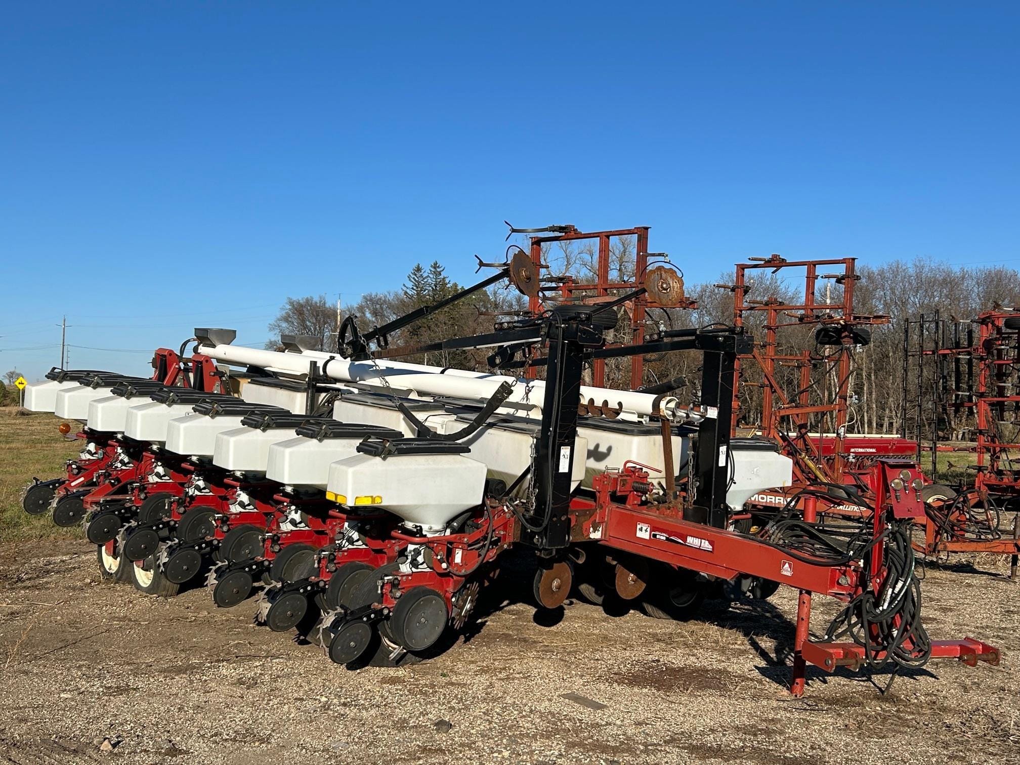 White 8186 Equipment Image0