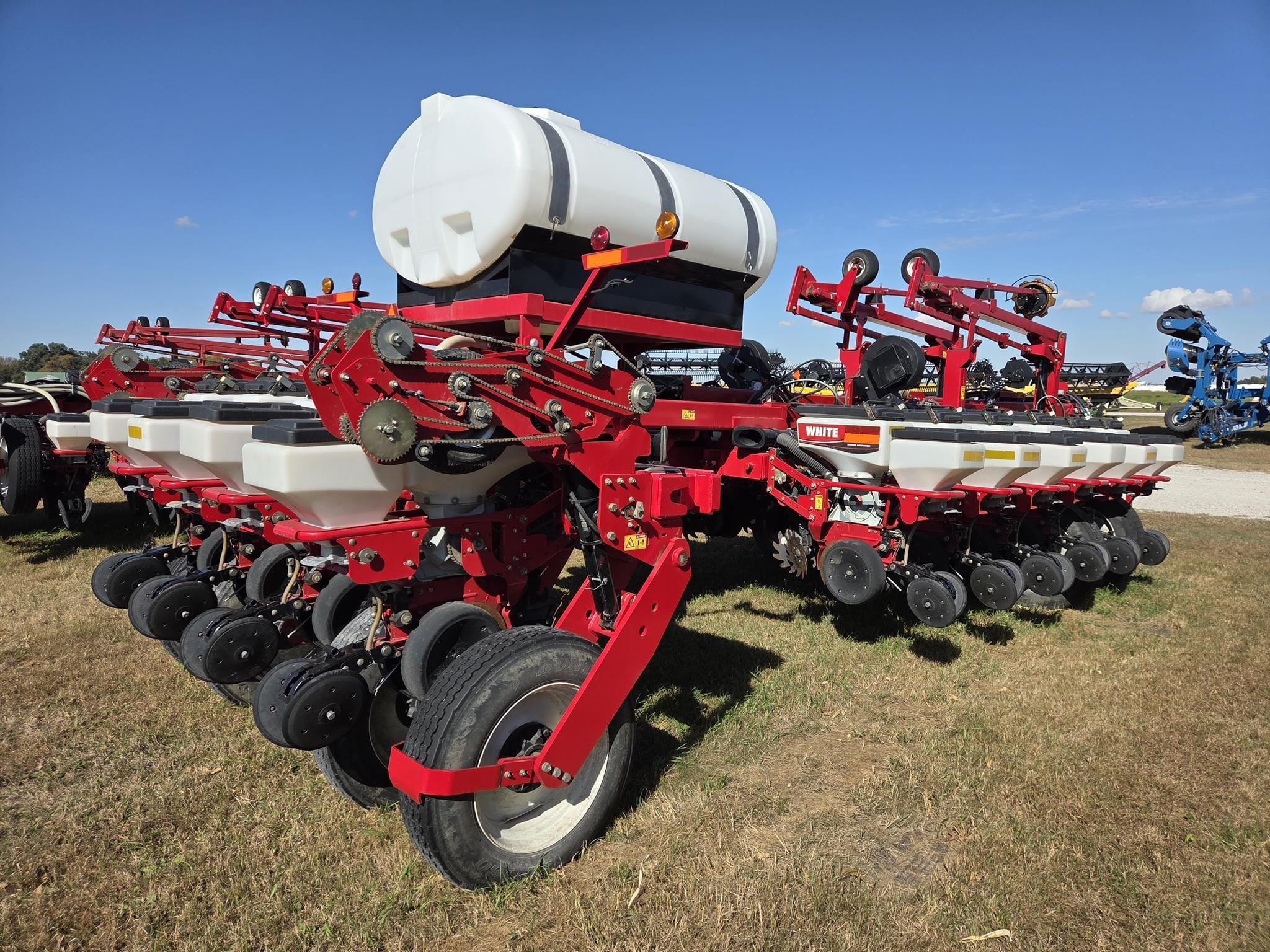 White 8816 Equipment Image0