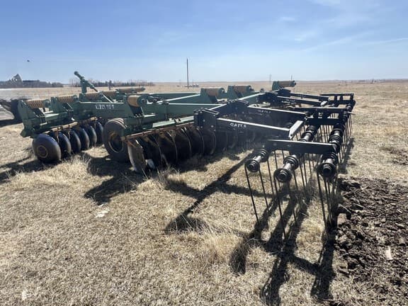 Image of Wishek 842 equipment image 1