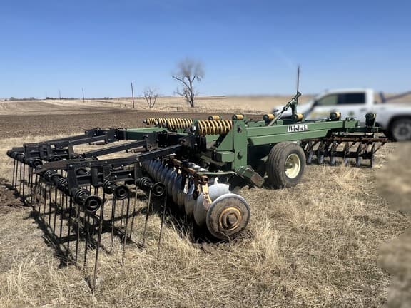 Image of Wishek 842 equipment image 3